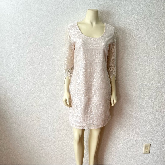 Vanity Dresses & Skirts - Vanity Cream Lace Shift Dress Size M